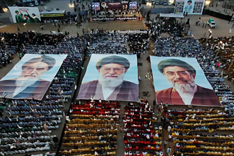 Vasta folla sciiti riunita a Karachi con grandi ritratti Ali Khamenei