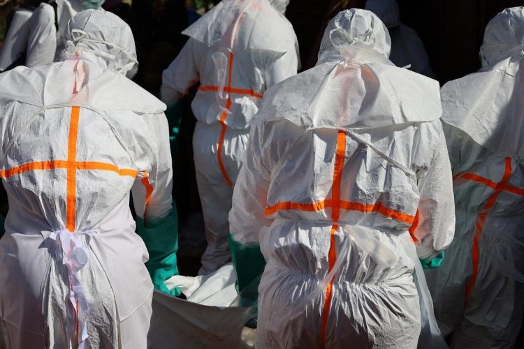 Un gruppo di medici che curano un pazienta malato di Ebola, arrivata anche a Milano