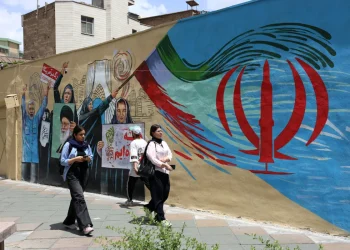 iranians-walk-next-to-a-anti-us-and-israel-mural-in-a-street-in-tehran-iran-08-m-1200x800.webp