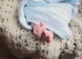 I piedini di un neonato per accompagnare i dati del Rapporto Istat 2026