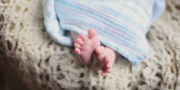 I piedini di un neonato per accompagnare i dati del Rapporto Istat 2026