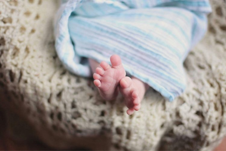 I piedini di un neonato per accompagnare i dati del Rapporto Istat 2026