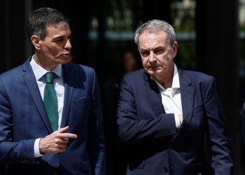 Il presidente del governo Pedro Sanchez e l'ex presidente José Luis Rodríguez Zapatero in Spagna