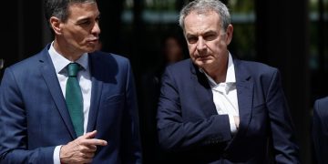 Il presidente del governo Pedro Sanchez e l'ex presidente José Luis Rodríguez Zapatero in Spagna
