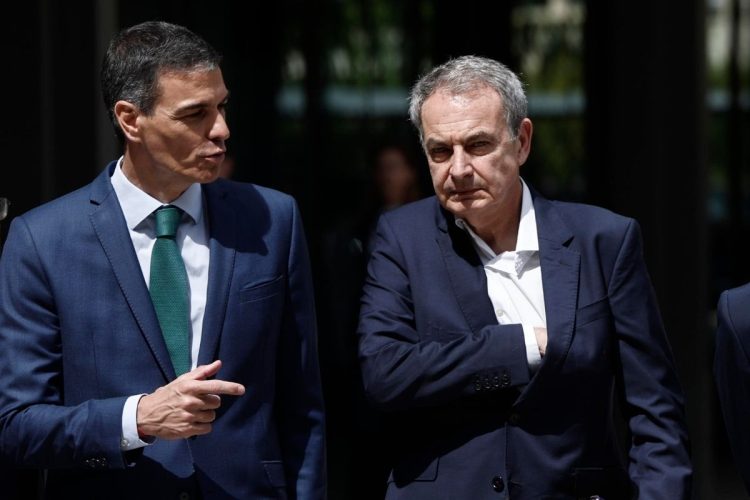 Il presidente del governo Pedro Sanchez e l'ex presidente José Luis Rodríguez Zapatero in Spagna