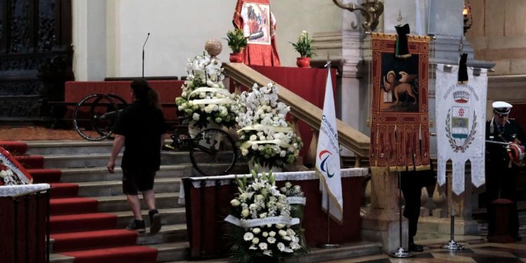 Funerali Zanardi, oltre 2mila persone in Santa Giustina per l’ultimo saluto