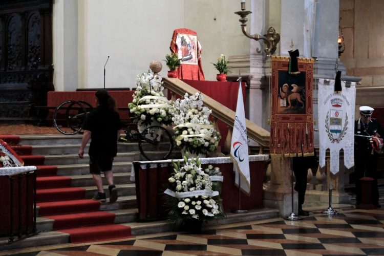 Funerali Zanardi, oltre 2mila persone in Santa Giustina per l’ultimo saluto
