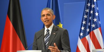 immagine a mezzo busto dell'ex Presidente degli Stati uniti Obama che parla davanti a un microfono