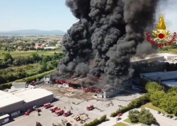 Una veduta dall'alto dell'incendio di oggi a Pisa della Delca Energy