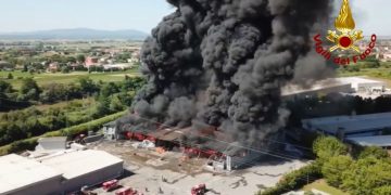 Una veduta dall'alto dell'incendio di oggi a Pisa della Delca Energy