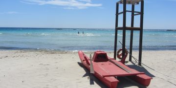 " 12 - ITALY - holiday vacation Salento ( south Apulia ) 8 Marina di Uggento Lifeguard tower and vehicle.JPG