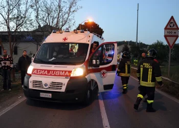 Bologna, donna schiacciata tra due bus all’uscita del concerto di Max Pezzali - nella foto, un'ambulanza
