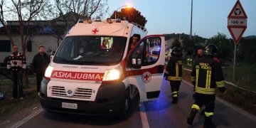 Bologna, donna schiacciata tra due bus all’uscita del concerto di Max Pezzali - nella foto, un'ambulanza