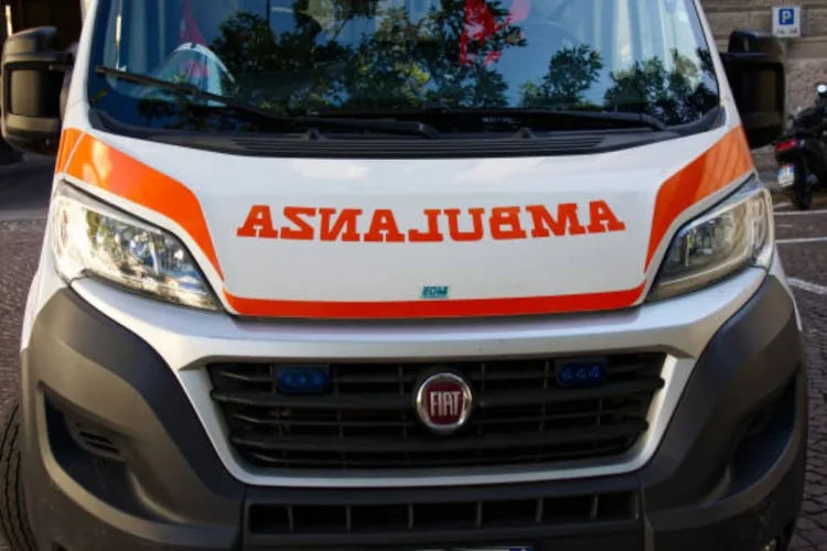 Ancona, auto in fiamme dopo un tamponamento - nella foto, un'ambulanza