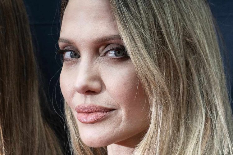 Angelina Jolie: Dieci anni senza relazioni, ora i figli sono grandi e torno a vivere