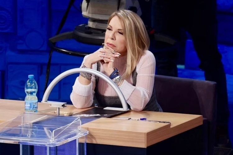 Anna Pettinelli al banco di Amici. La professoressa lascia Amici e punta a Tale e Quale Show di Carlo Conti