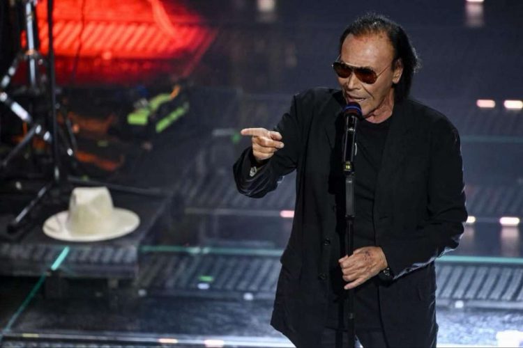 Antonello Venditti a Bari ha fatto salire sul palco Cinzia, la ragazza disabile con cui aveva avuto uno scontro lo scorso anno