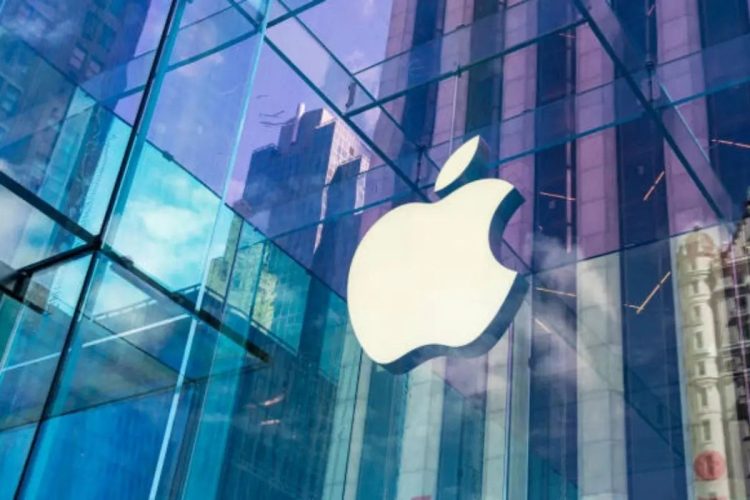 Entrata negozio di Apple. Antitrust apre istruttoria su Apple: sotto esame la gestione dei servizi cloud