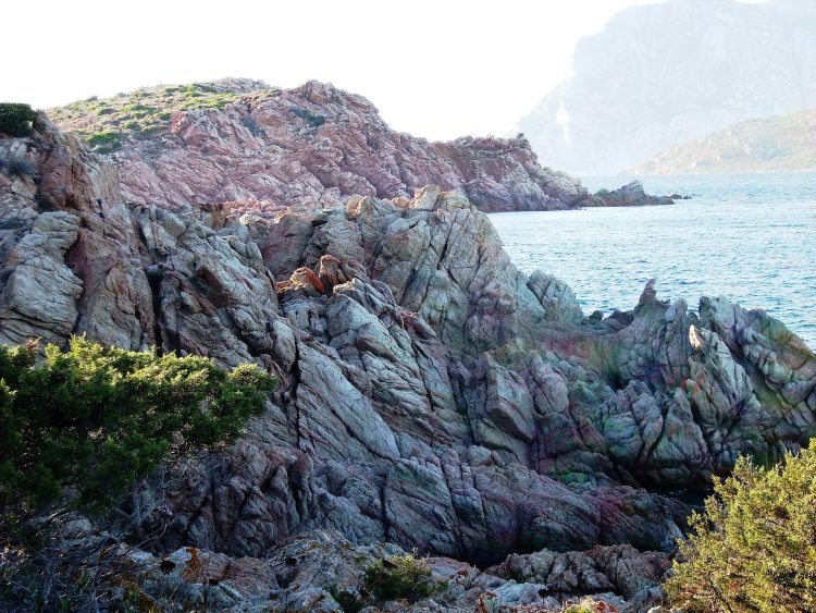 Sardegna, 4 tonnellate di sabbia sequestrata tornano in spiaggia: progetto contro i furti