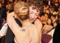 Ariana Grande ed Ethan Slater che si abbracciano. La pop star e l'attore si sono lasciati dopo 3 anni