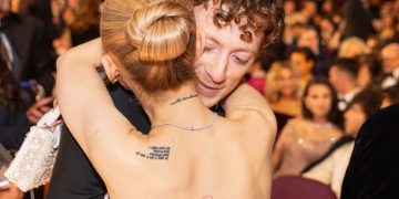 Ariana Grande ed Ethan Slater che si abbracciano. La pop star e l'attore si sono lasciati dopo 3 anni
