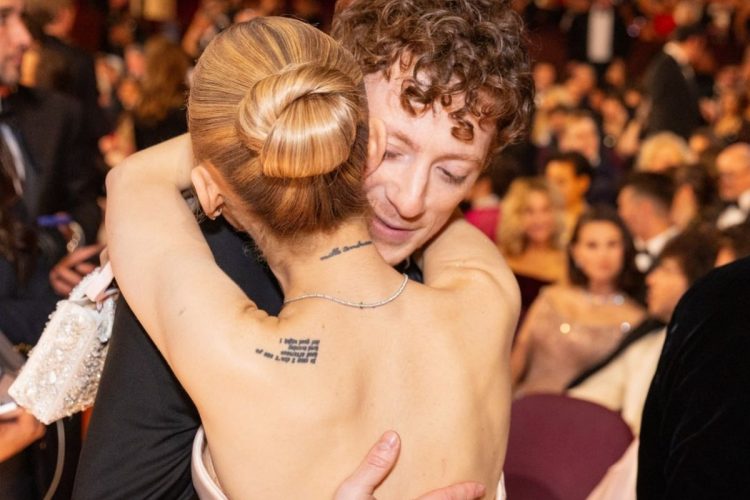 Ariana Grande ed Ethan Slater che si abbracciano. La pop star e l'attore si sono lasciati dopo 3 anni