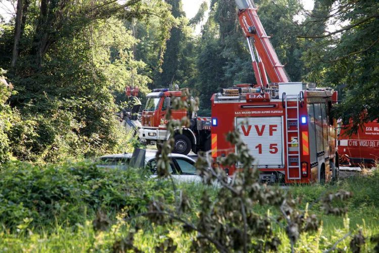 Auto precipitata nel canale Villoresi a Senago