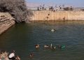 immagine della piscina creata dai coloni israeliani con l'acqua rubata ai palestinesi del villaggio di Petza'el