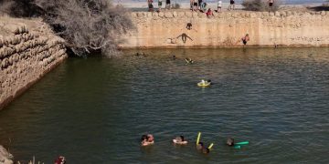 immagine della piscina creata dai coloni israeliani con l'acqua rubata ai palestinesi del villaggio di Petza'el