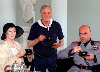 L'attrice Maggie Smith, l'attore Claudio Spadaro e il regista Franco Zeffirelli sul set di "Un té con Mussolini". Scomparso Claudio Spadaro, celebre attore della serie