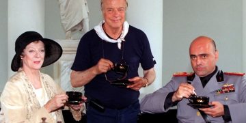 L'attrice Maggie Smith, l'attore Claudio Spadaro e il regista Franco Zeffirelli sul set di "Un té con Mussolini". Scomparso Claudio Spadaro, celebre attore della serie