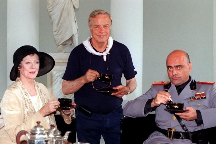 L'attrice Maggie Smith, l'attore Claudio Spadaro e il regista Franco Zeffirelli sul set di "Un té con Mussolini". Scomparso Claudio Spadaro, celebre attore della serie