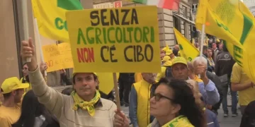 Agricoltori in protesta con cartello "Senza agricoltori non c'è cibo" per protestare per la crisi di olio e grano duro