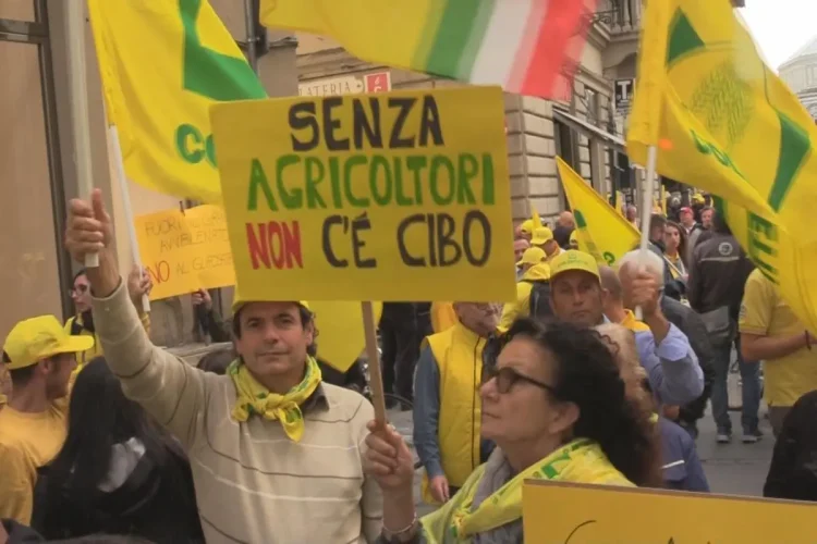Agricoltori in protesta con cartello "Senza agricoltori non c'è cibo" per protestare per la crisi di olio e grano duro
