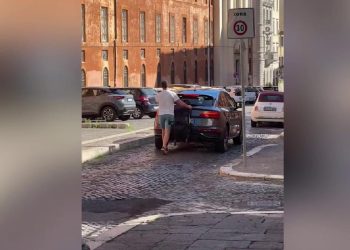 Screenshot di un video virale su TikTok di un automobilista che copre la targa con un passeggino per entrare nella ZTL a Roma