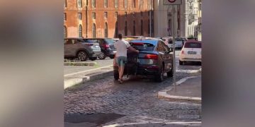 Screenshot di un video virale su TikTok di un automobilista che copre la targa con un passeggino per entrare nella ZTL a Roma
