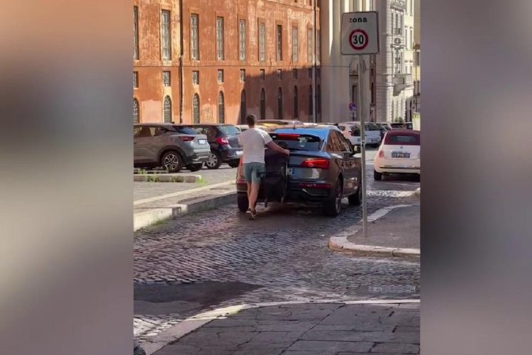 Screenshot di un video virale su TikTok di un automobilista che copre la targa con un passeggino per entrare nella ZT