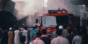Pakistan in emergenza. Crolla un tetto in Pakistan: "Sono morti almeno 14 bambini"