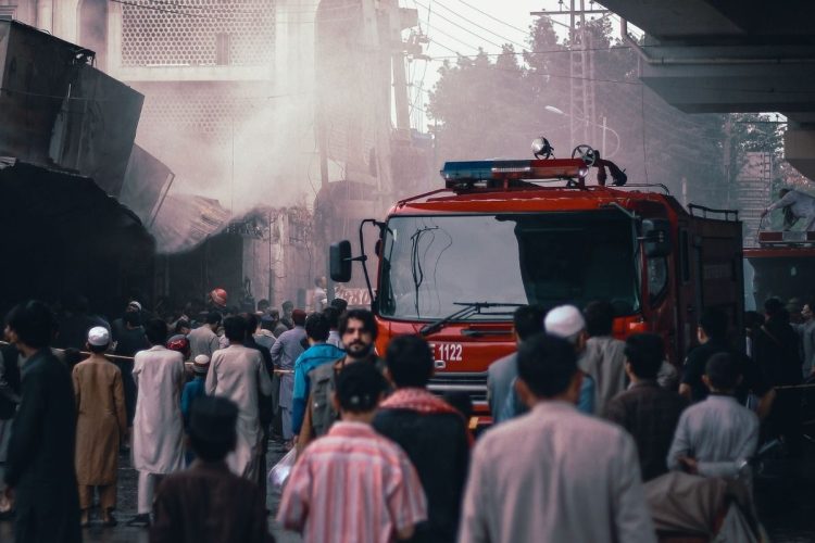 Pakistan in emergenza. Crolla un tetto in Pakistan: "Sono morti almeno 14 bambini"