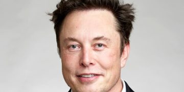 Un primo piano di Elon Musk. Space X da record debutta su Nasqad per 75 milardi