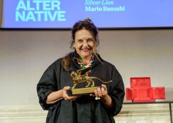 Emma Dante riceve il Leone d’Oro alla carriera alla Biennale Teatro 2026