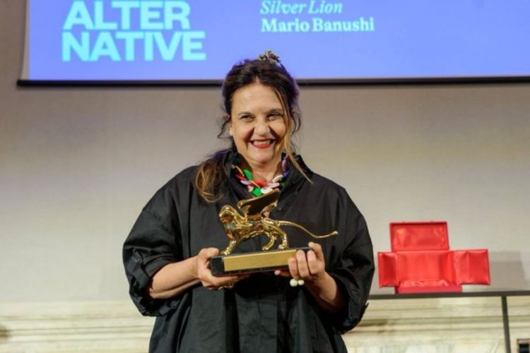 Emma Dante riceve il Leone d’Oro alla carriera alla Biennale Teatro 2026