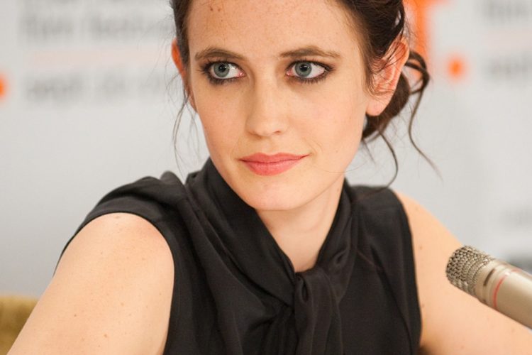 Eva Green ferita sul set di Wednesday: riprese sospese, l'attrice in ospedale