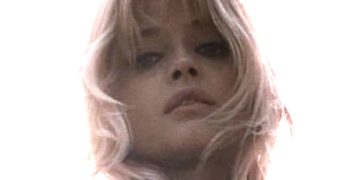 Ewa Aulin in Col cuore in gola.png