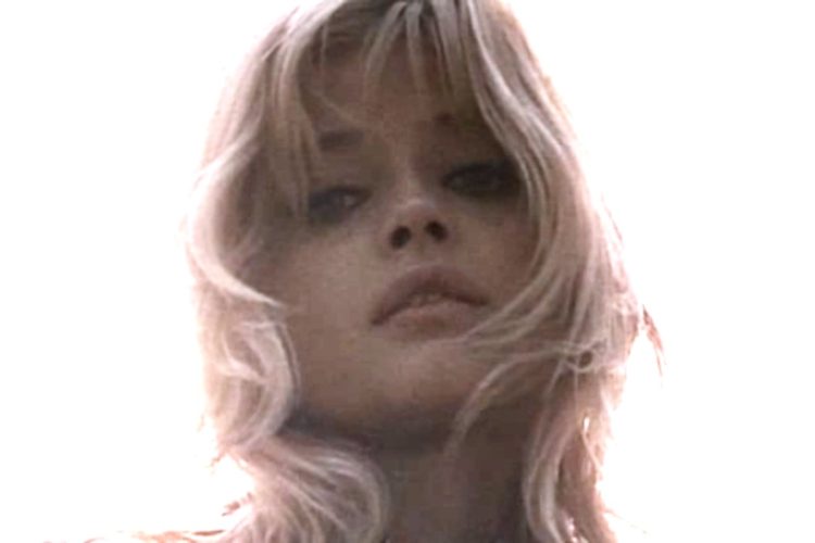 Ewa Aulin in Col cuore in gola.png
