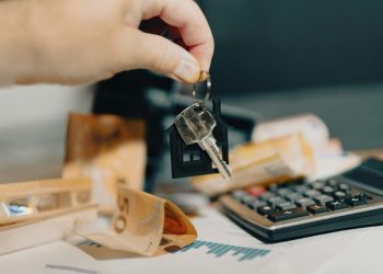 Immagine di una mano che prende un mazzo di chiavi di casa per la proposta di Forza Italia di 8,5 milioni da aggiungere al fondo affitti per studenti fuori sede