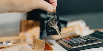 Immagine di una mano che prende un mazzo di chiavi di casa per la proposta di Forza Italia di 8,5 milioni da aggiungere al fondo affitti per studenti fuori sede