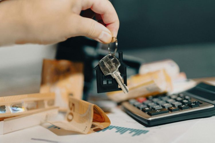 Immagine di una mano che prende un mazzo di chiavi di casa per la proposta di Forza Italia di 8,5 milioni da aggiungere al fondo affitti per studenti fuori sede