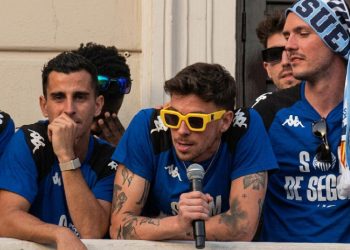 Fuoli e i cori contro Sànchez - nella foto, un frame del video