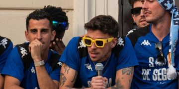 Fuoli e i cori contro Sànchez - nella foto, un frame del video